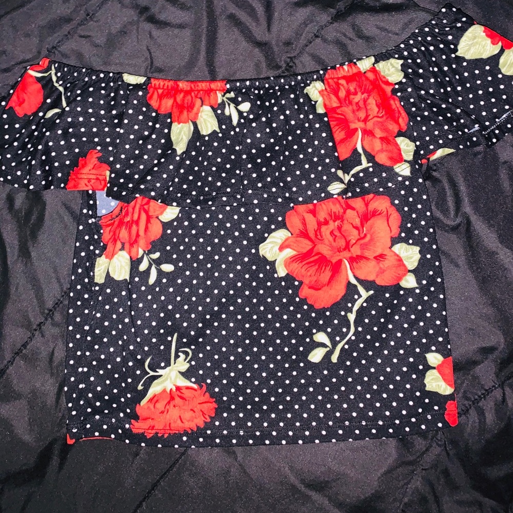 Black with red flowers crop top 🌺